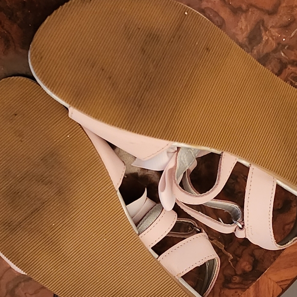 Beautiful soft pink girls sandals size 4Y by L’Amour - Picture 3 of 6